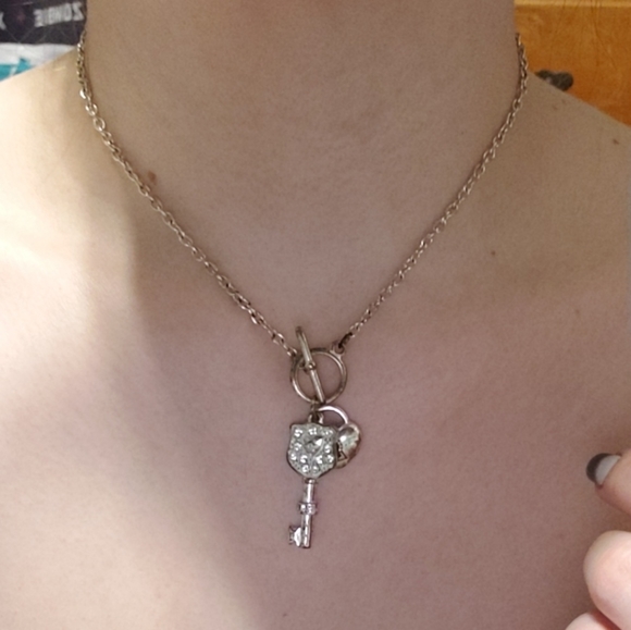 Heart lock & Key Necklace & Earring Set - Picture 4 of 6